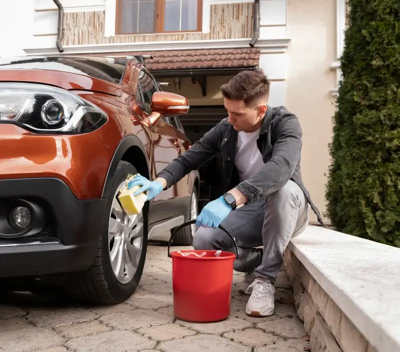 Lavage auto à domicile Deuil-la-Barre : professionnel intervenant sur un véhicule